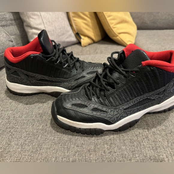 Air Jordan 11 Retro Low IE 'Black Charcoal Red - Picture 3 of 5